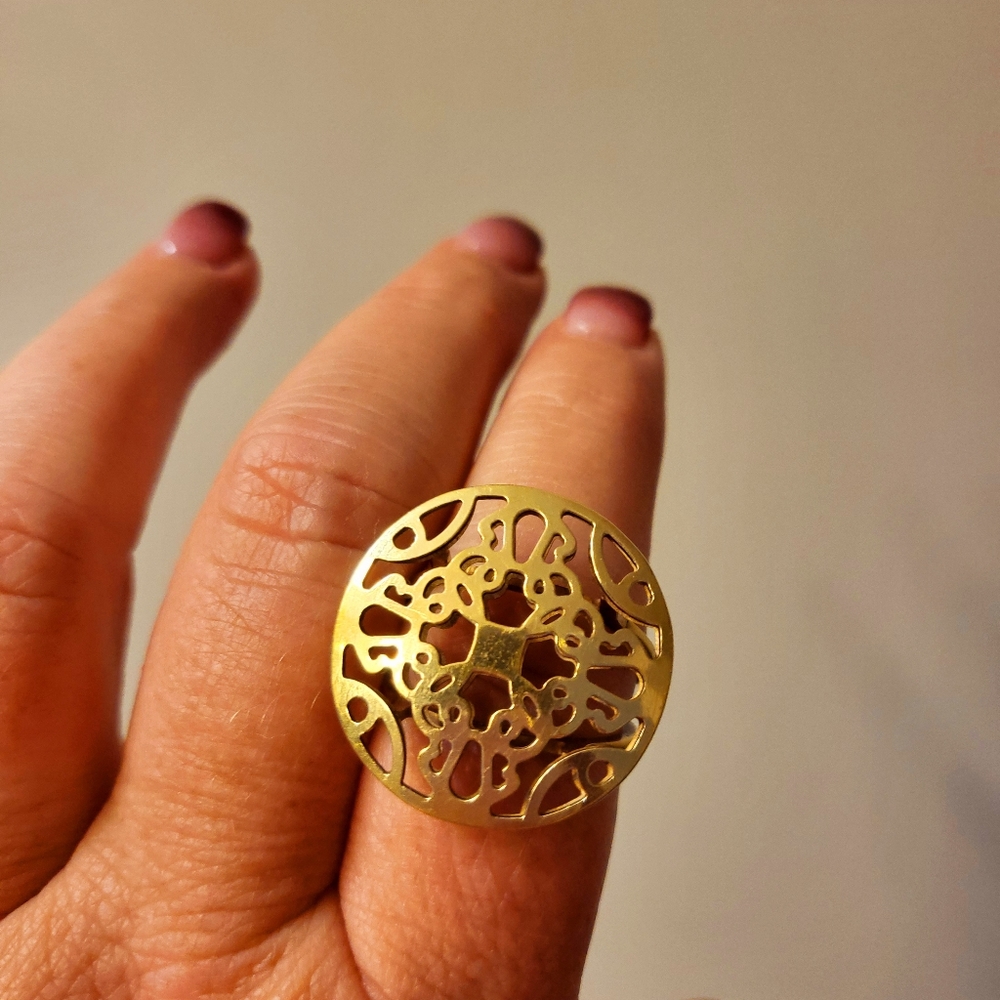 Beautiful 10 kt Yellow Gold Ring - Picture 1 of 3